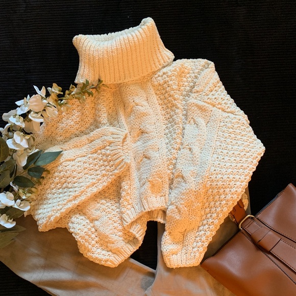 Cable knit crop sweater - Picture 2 of 7